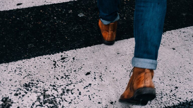 How to Choose Comfortable Shoes for Walking and Travel